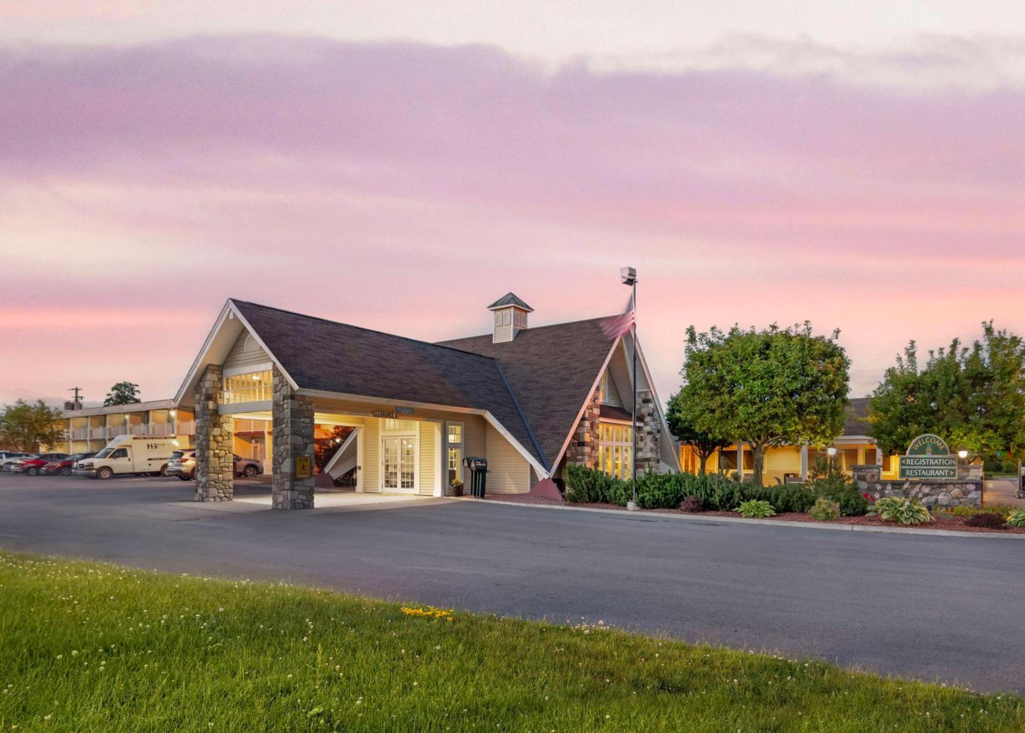 Best Western Plus Plattsburgh Exterior foto